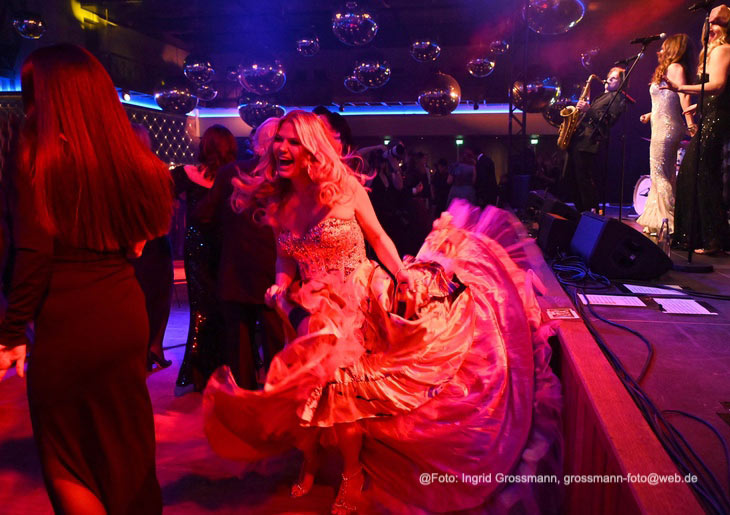 Am Anschluss Partystimmung im Festsaal des Paulaner Nockherberg beim Schwarz-Weiss Ball M&uuml;nchner Gschichten (&copy;Foto: Ingrid Grossmann) 